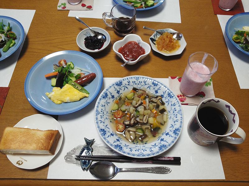 朝摘みの野菜たっぷりのスープ 手作りジャム　苺のスムージー